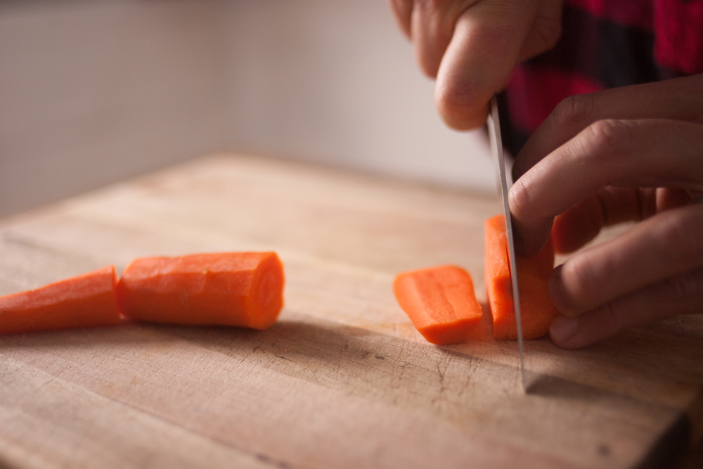 Rach Demonstrates the Preper Way to Hold a Chef's Knife