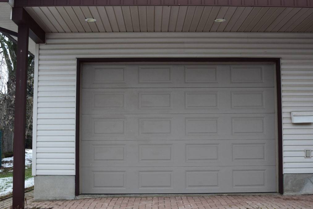 How to Fix a Squeaky Garage Door - CloseD Garage Door.jpg 75582 1013x675