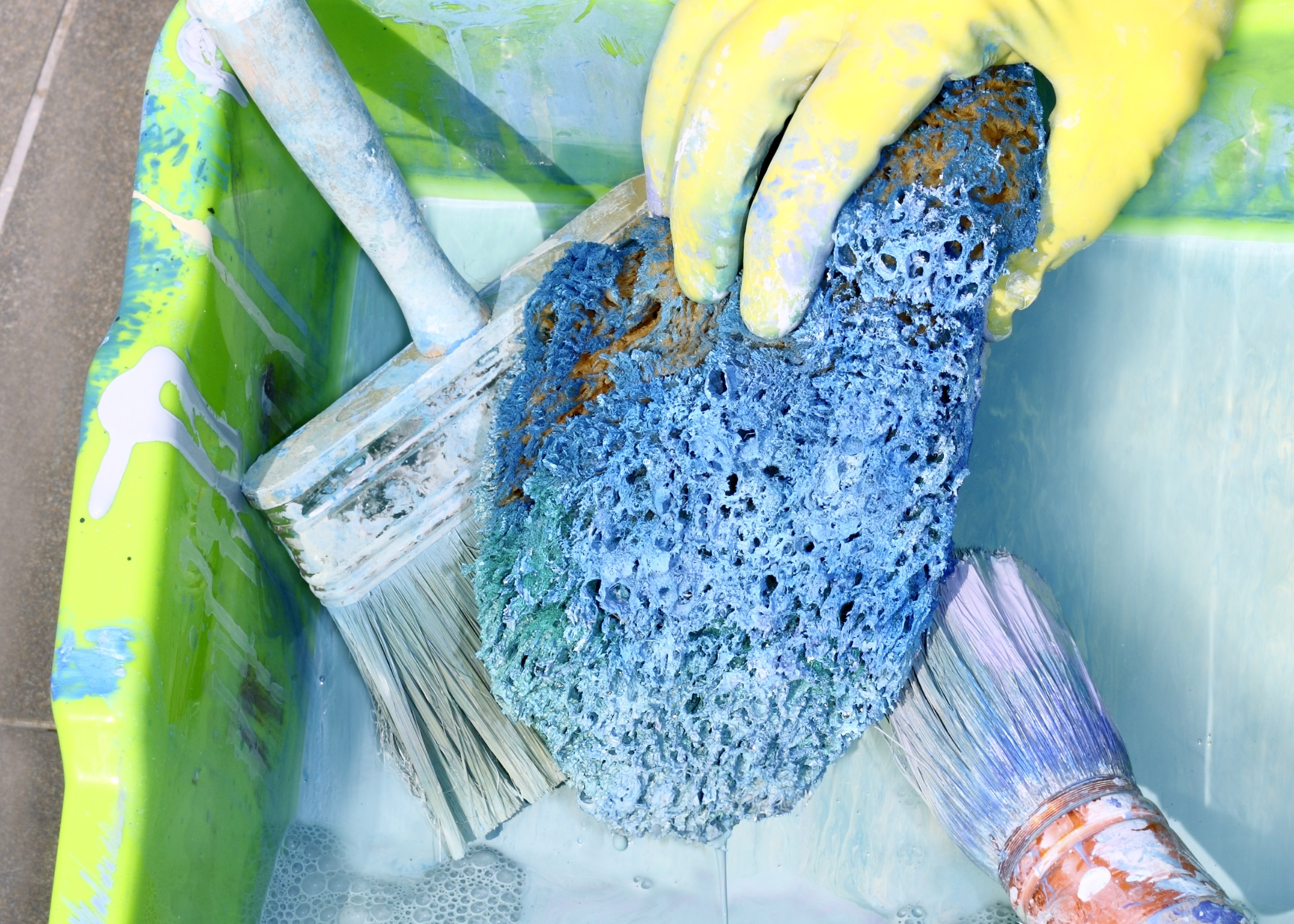 cleaning paint brushes with sponge