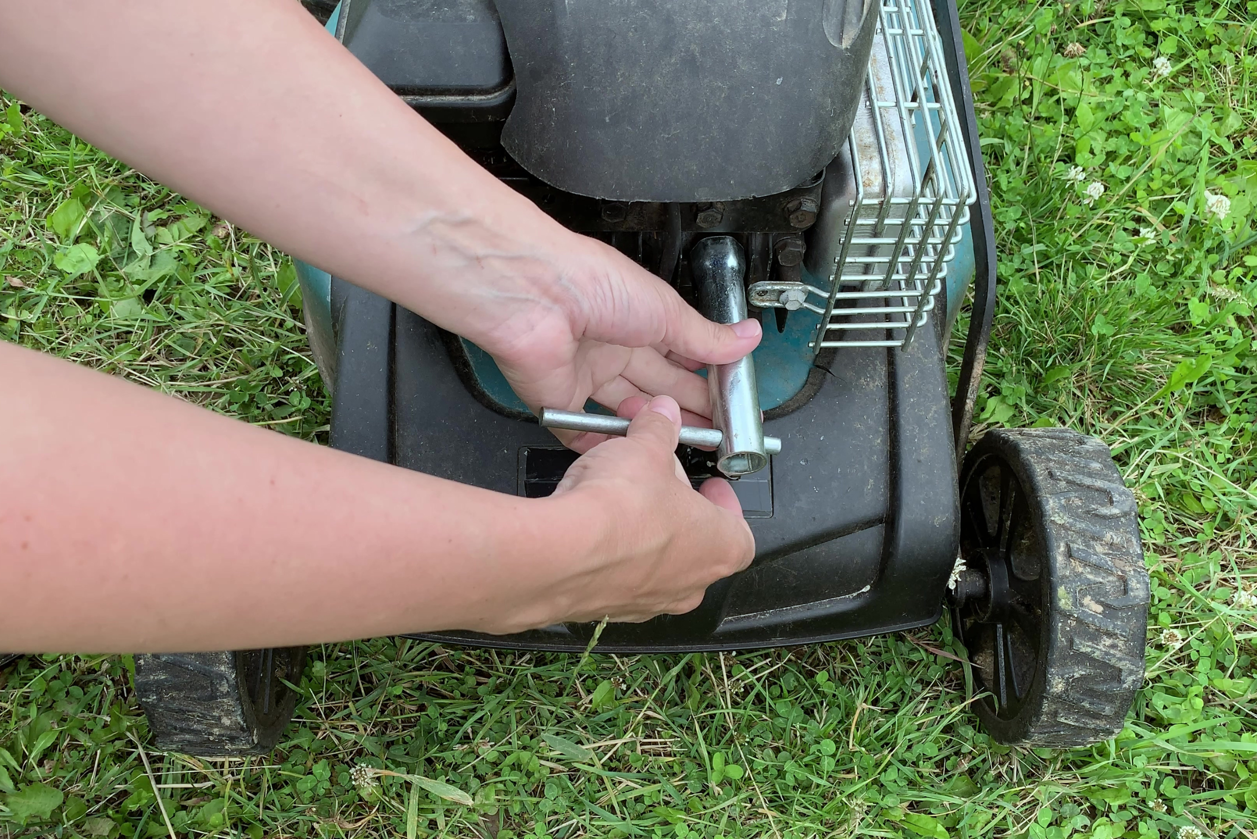 How to change the oil, spark plugs, and fuel filter of a lawn mower