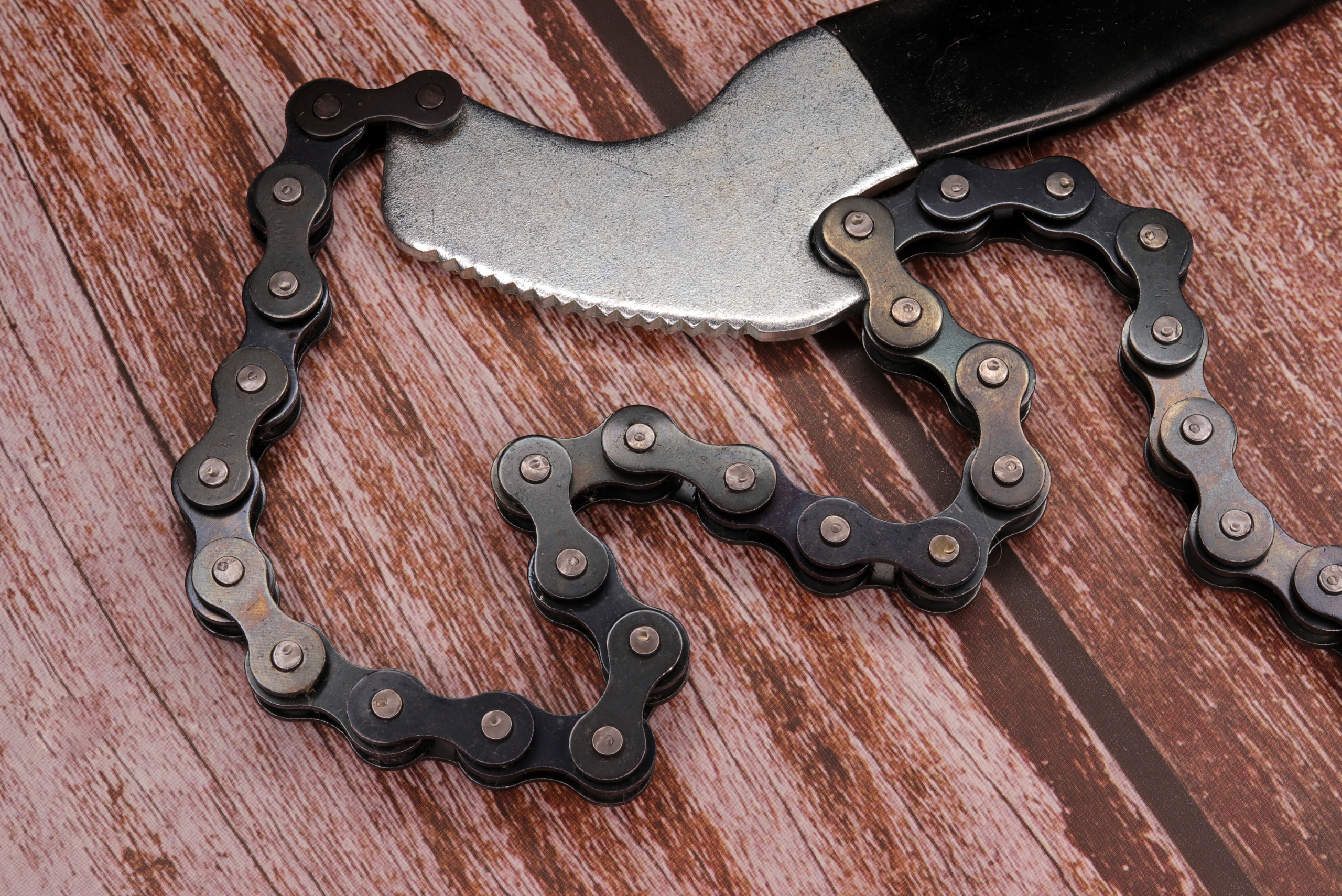 An oil wrench using a chain.