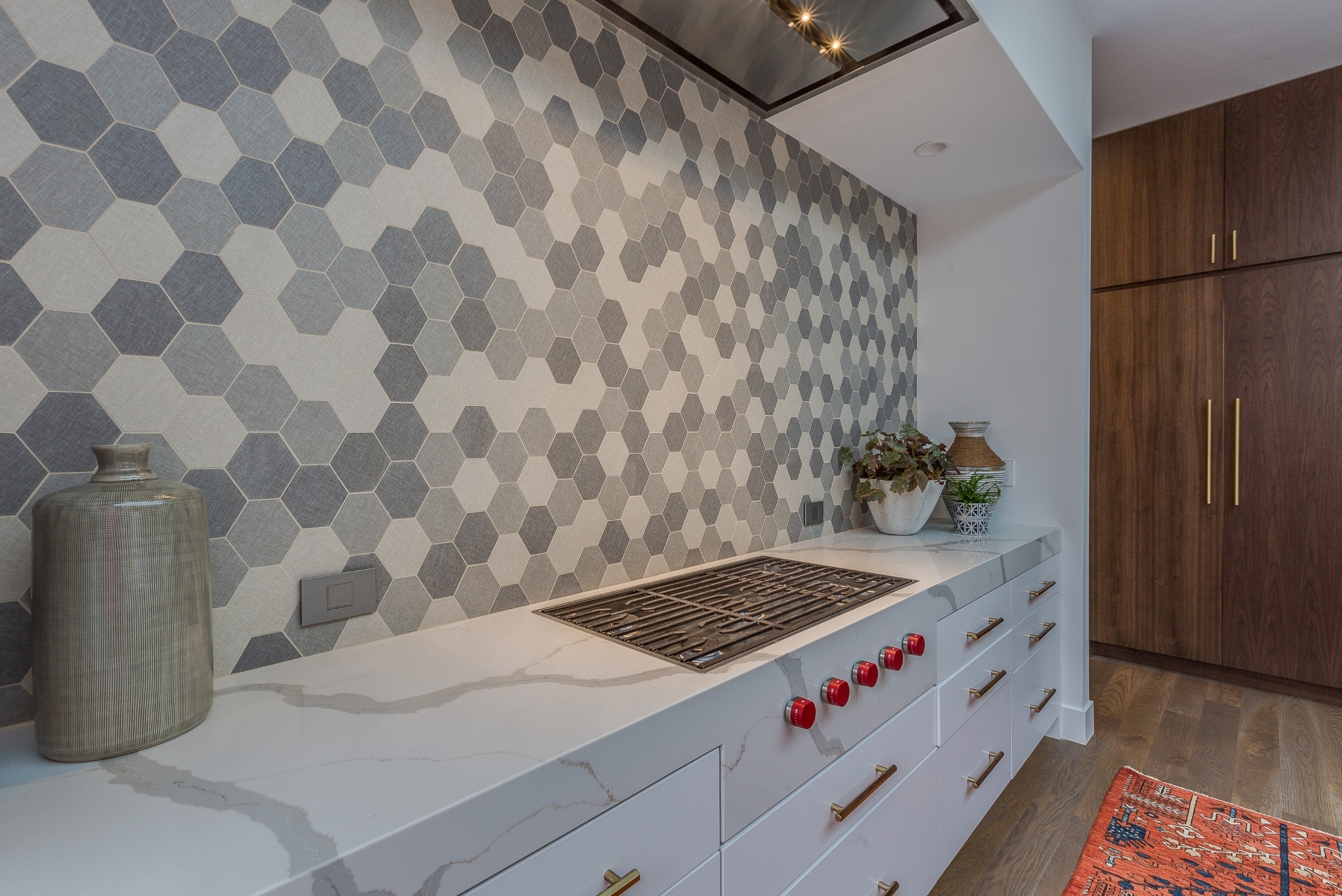 Kitchen backsplash in white and grey.