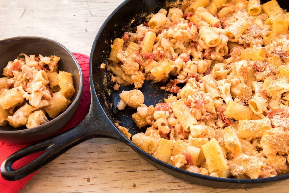 Baked pasta in a pan.