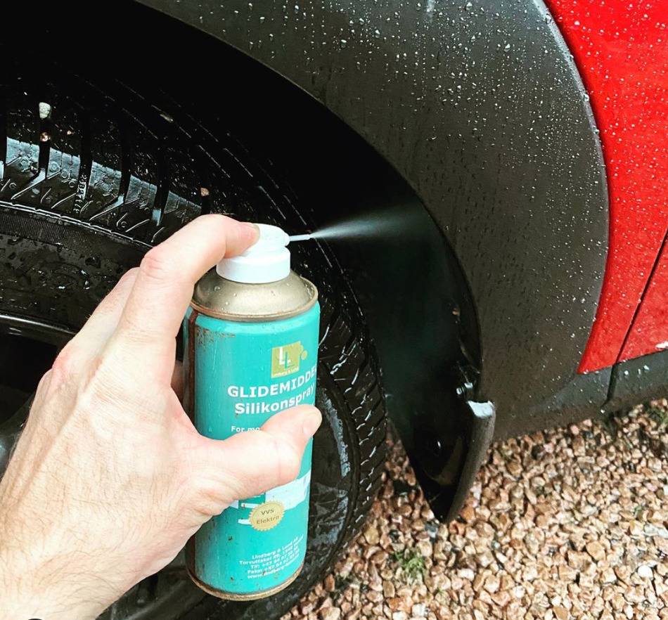 Person spray a car's wheelliner