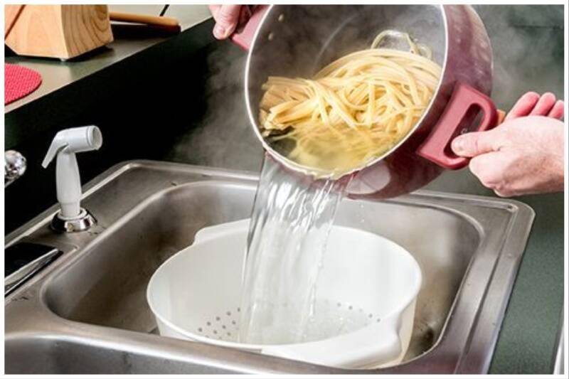 Draining pasta water