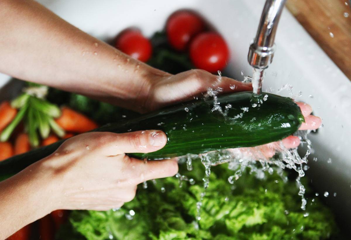 Cleaning vegetables 