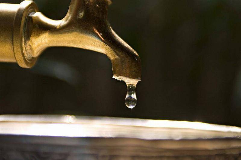 Picture of faucet dripping.