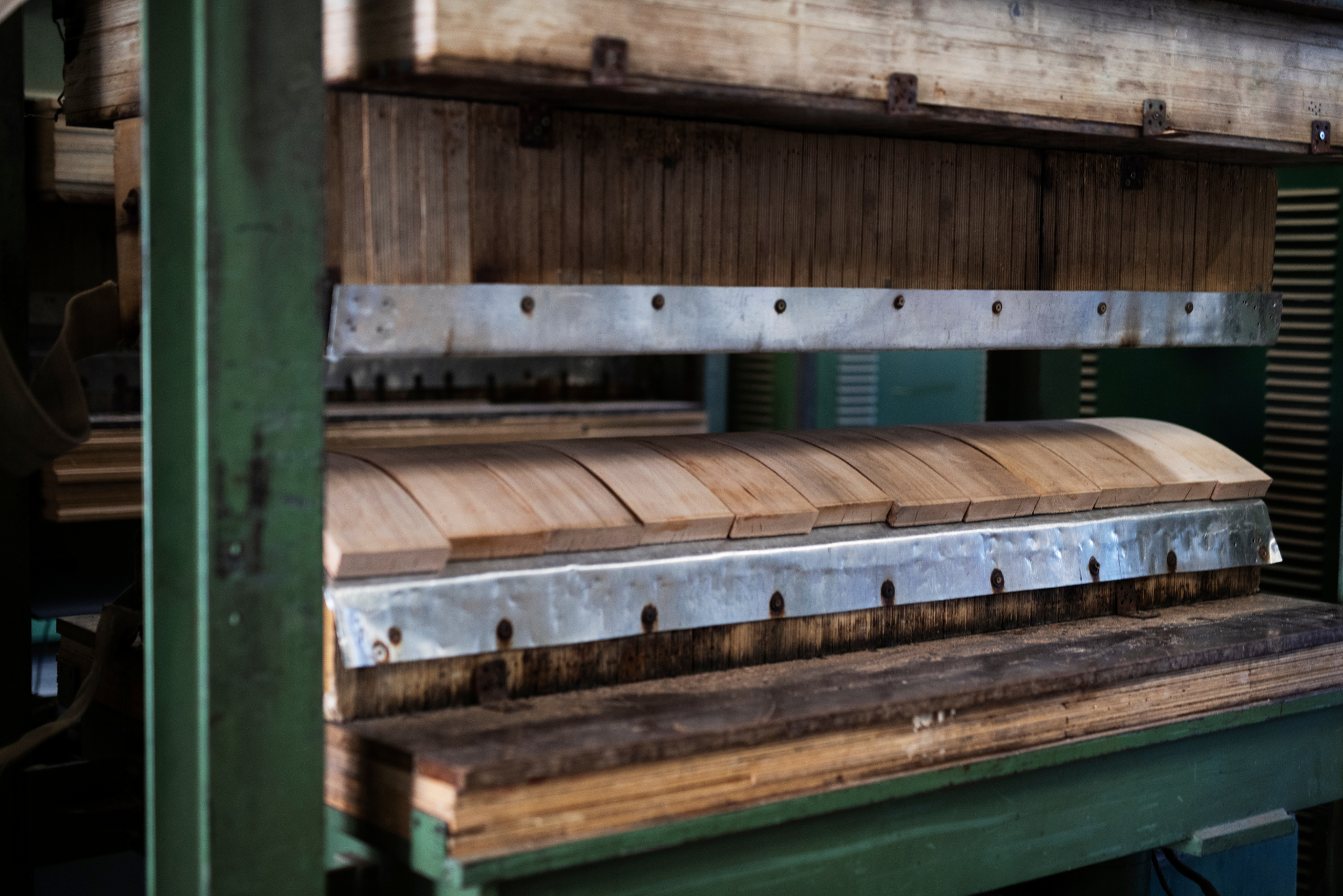 Wood bending in a machine.